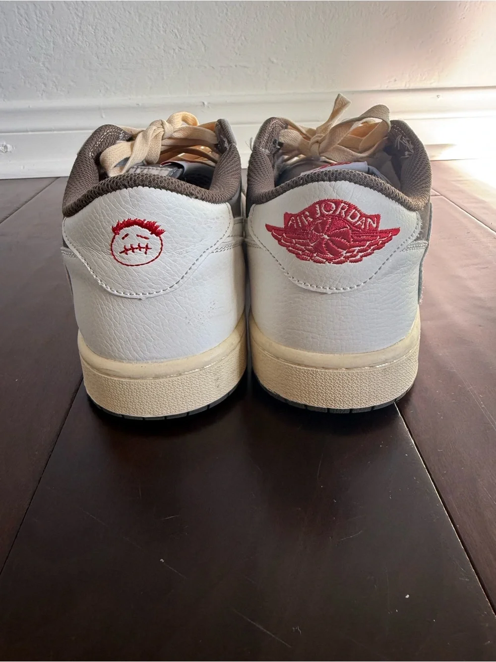 Jordan Low Travis Scott reverse mocha Gray/White/Cream with Red Heel Logo